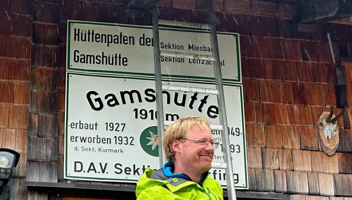 Enthüllung des Schildes durch unseren Hüttenwart Ben | © Thomas Rychly