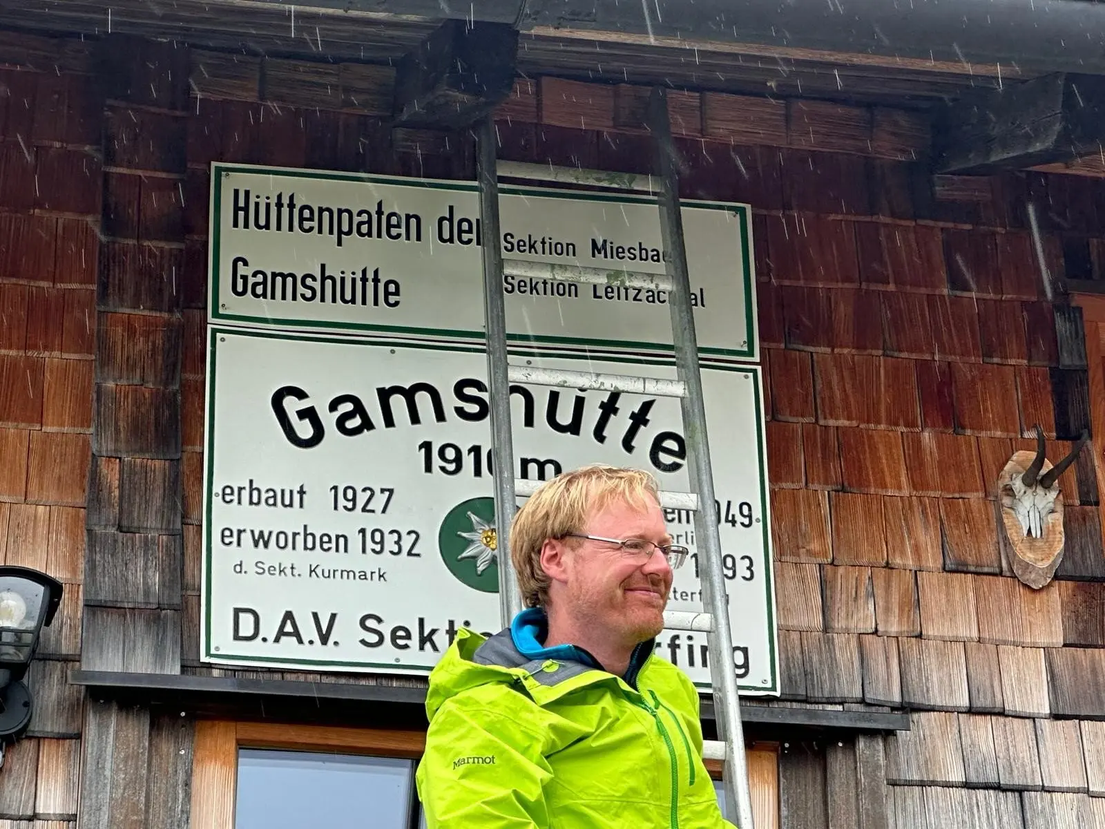 Enthüllung des Schildes durch unseren Hüttenwart Ben | © Thomas Rychly