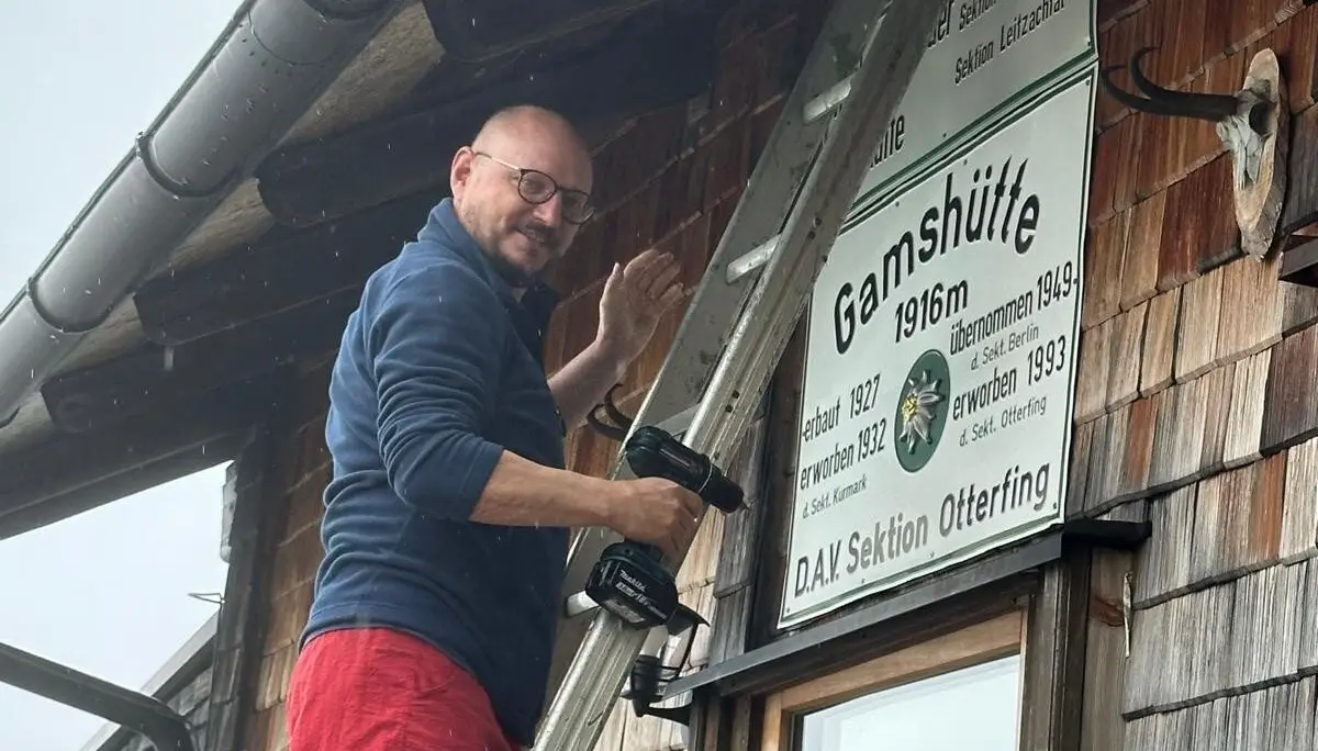 Befestigung des Leitzachtaler Patenschaftsschildes durch Frieder | © Thomas Rychly