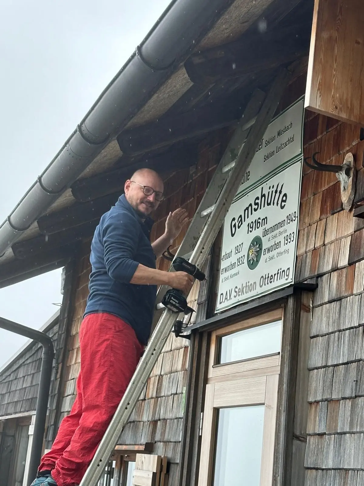 Befestigung des Leitzachtaler Patenschaftsschildes durch Frieder | © Thomas Rychly
