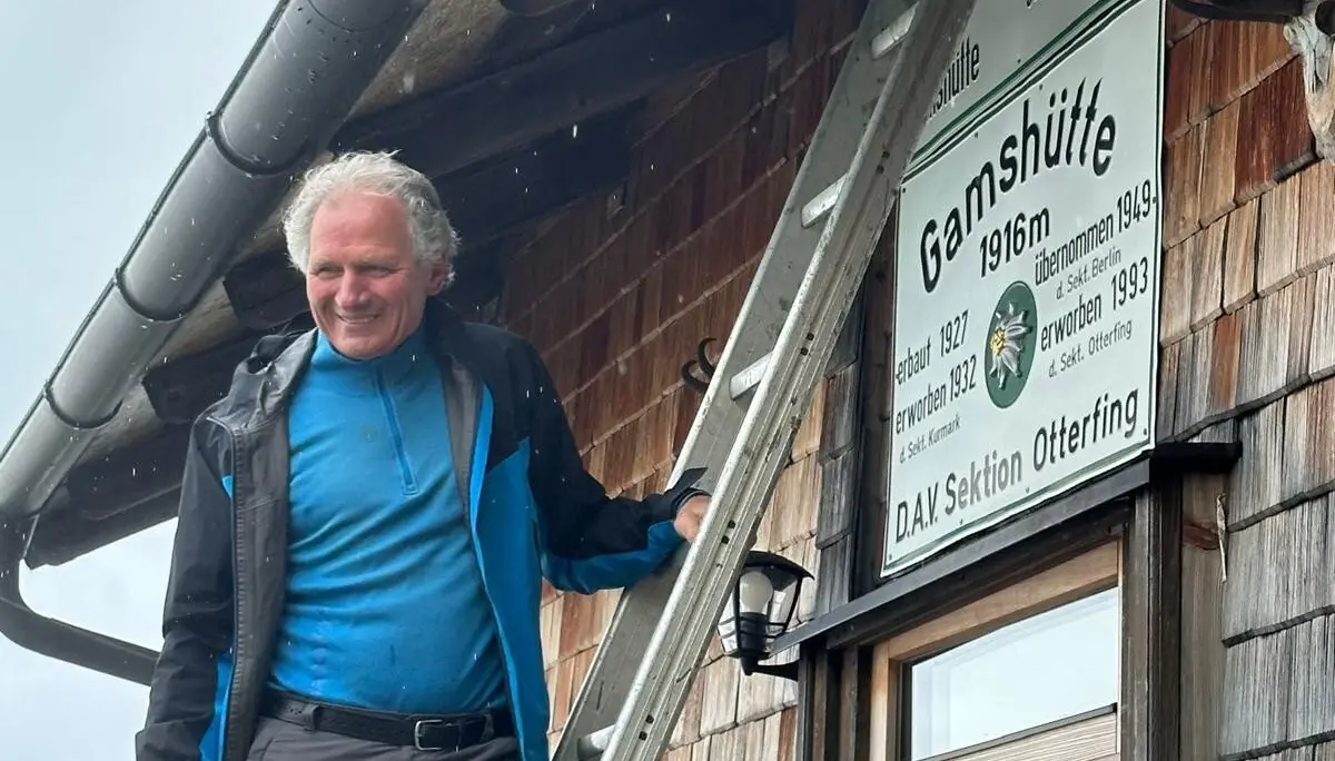 Befestigung des Miesbacher Patenschaftsschildes durch Christian | © Thomas Rychly