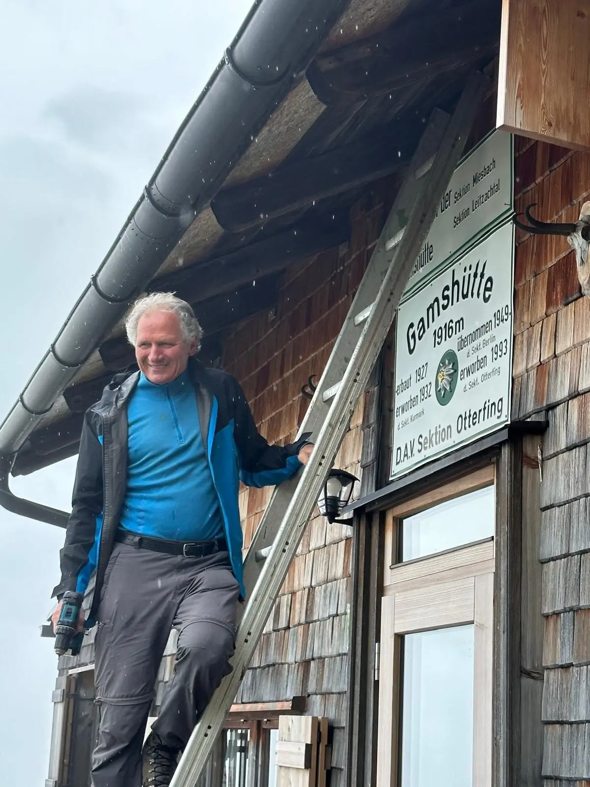 Befestigung des Miesbacher Patenschaftsschildes durch Christian | © Thomas Rychly