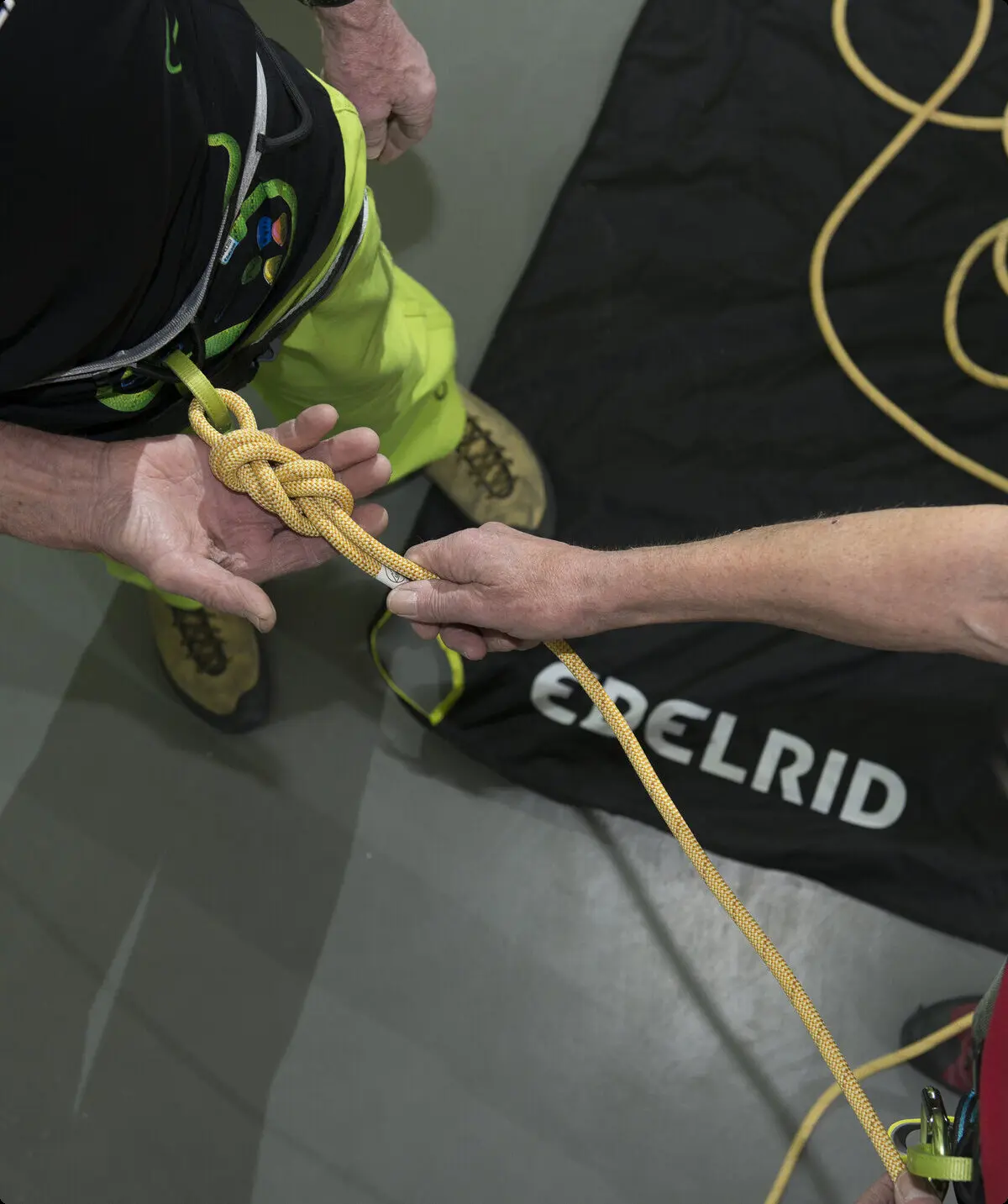 Ein Kletterpaar beim Partnercheck in einer Kletterhalle in Ulm. | © DAV/Thilo Brunner
