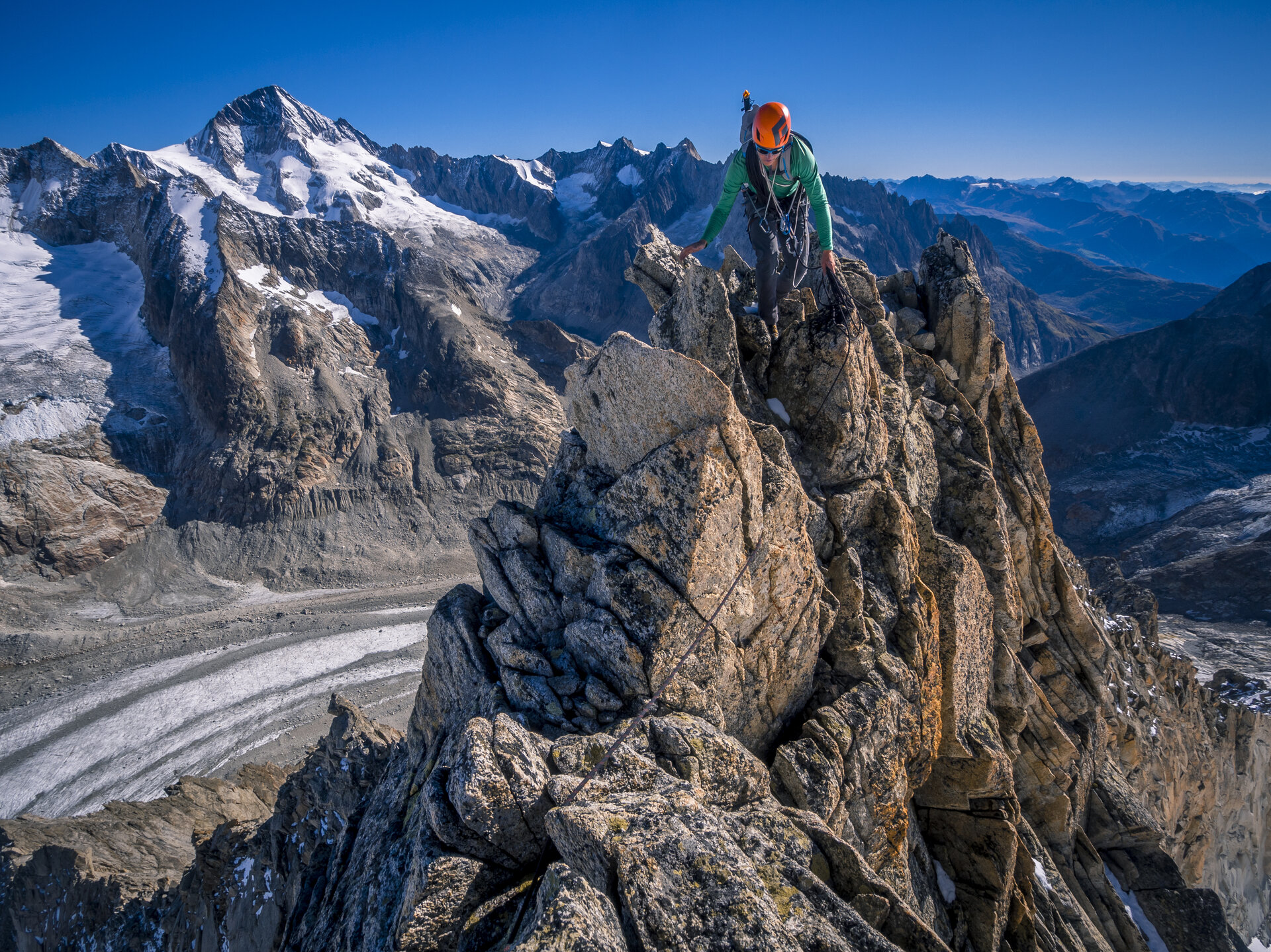 Outdoor-Klettern in den Berner Alpen | © DAV/Silvan Metz Ein Kletterer auf dem Nesthorn in den Berner Alpen | © DAV/Silvan Metz