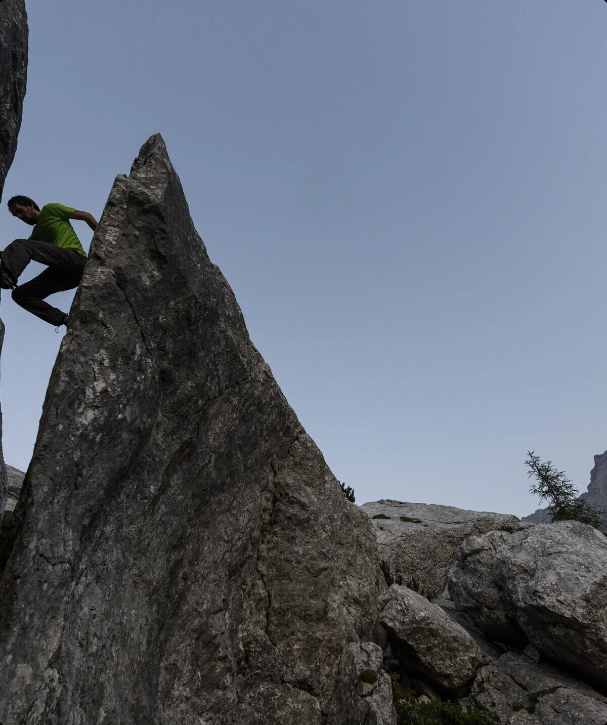 Ein Mann beim Bouldern an einem Outdoor-Fels. | © DAV/Wolfgang Ehn