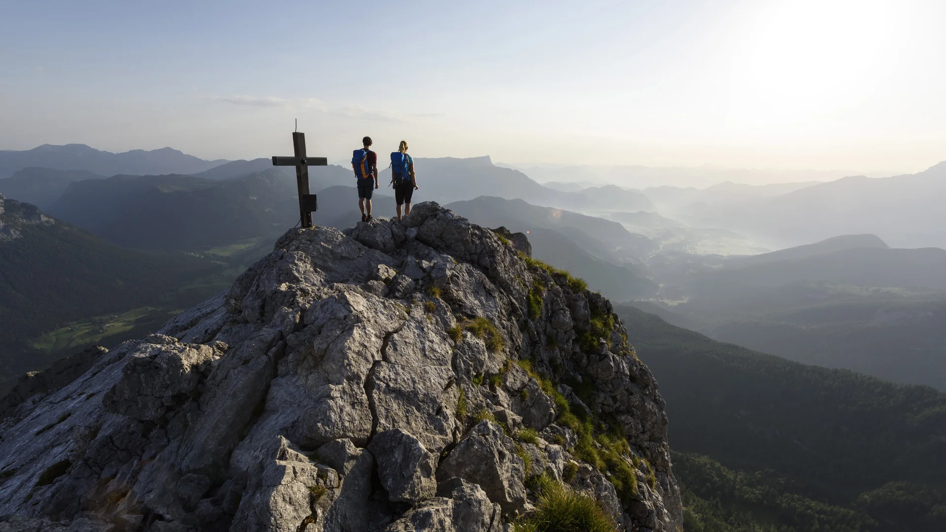 Auf dem Gipfel: Zwei Wanderer aus der Ferne auf eine Berggipfel | © DAV/Wolfgang Ehn