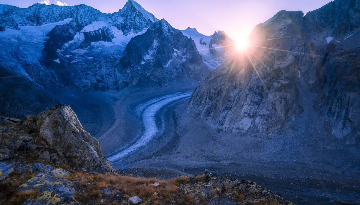 Sonnenaufgang zwischen verschneiten Berggipfeln | © DAV/Silvan Metz